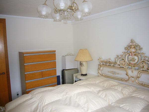 Non-living room. Western-style is about 7.6 tatami. Surrounding environment is possible sound sleep because it is very quiet.