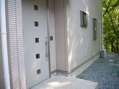 Local appearance photo. It is entrance. You can approach almost flat