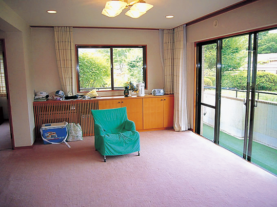 Living. Benefits of the corner room is a multi of the window. Ventilation is also good