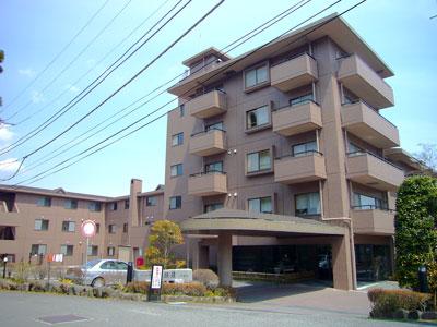 Local appearance photo. "Nakagora" a 6-minute walk the sunshine filtering through foliage swaying flat road from the station.