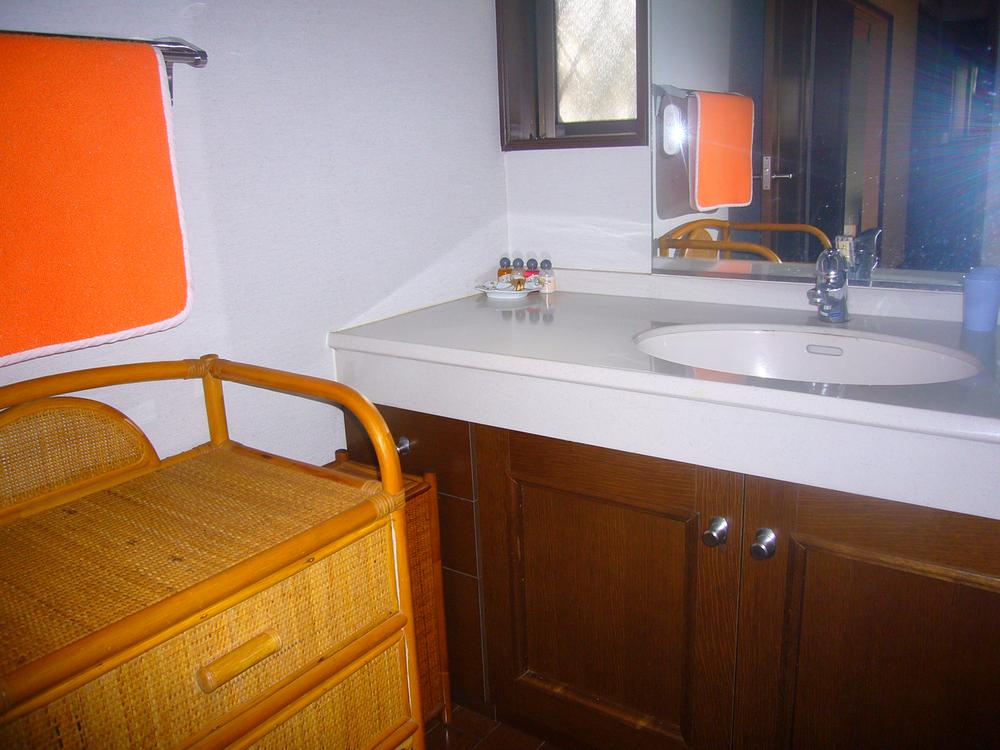 Wash basin, toilet. It is the washstand