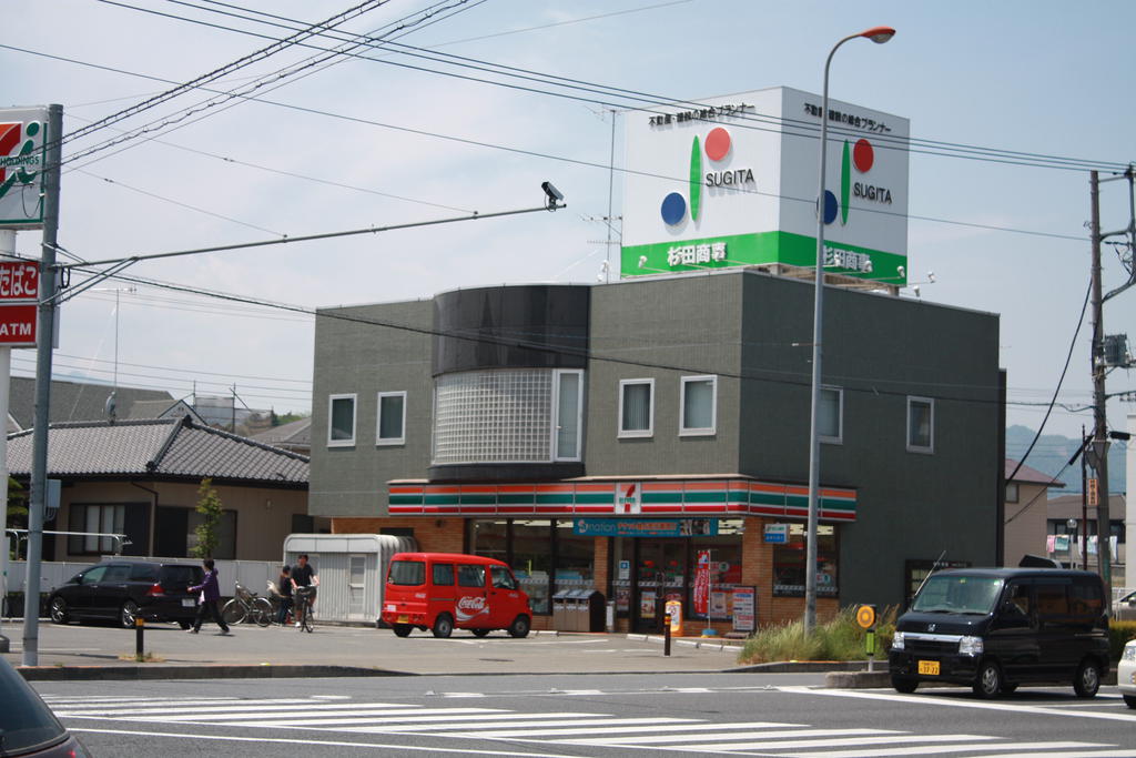 Convenience store. 300m to Seven-Eleven Atsugi forests store (convenience store)