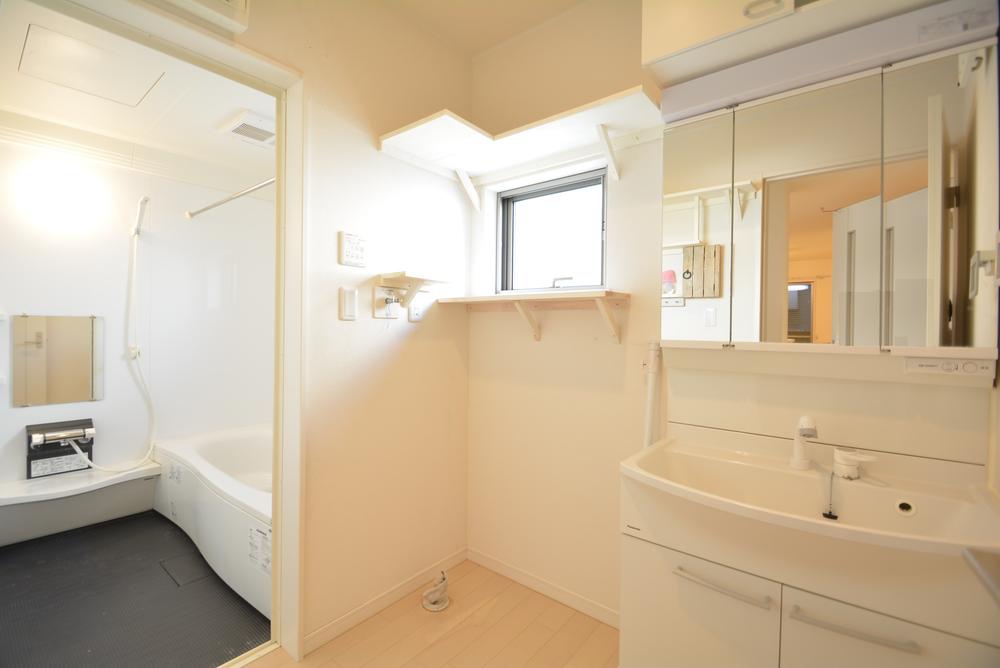 Bathroom. 3 Menkyo is abundant and convenient storage ☆