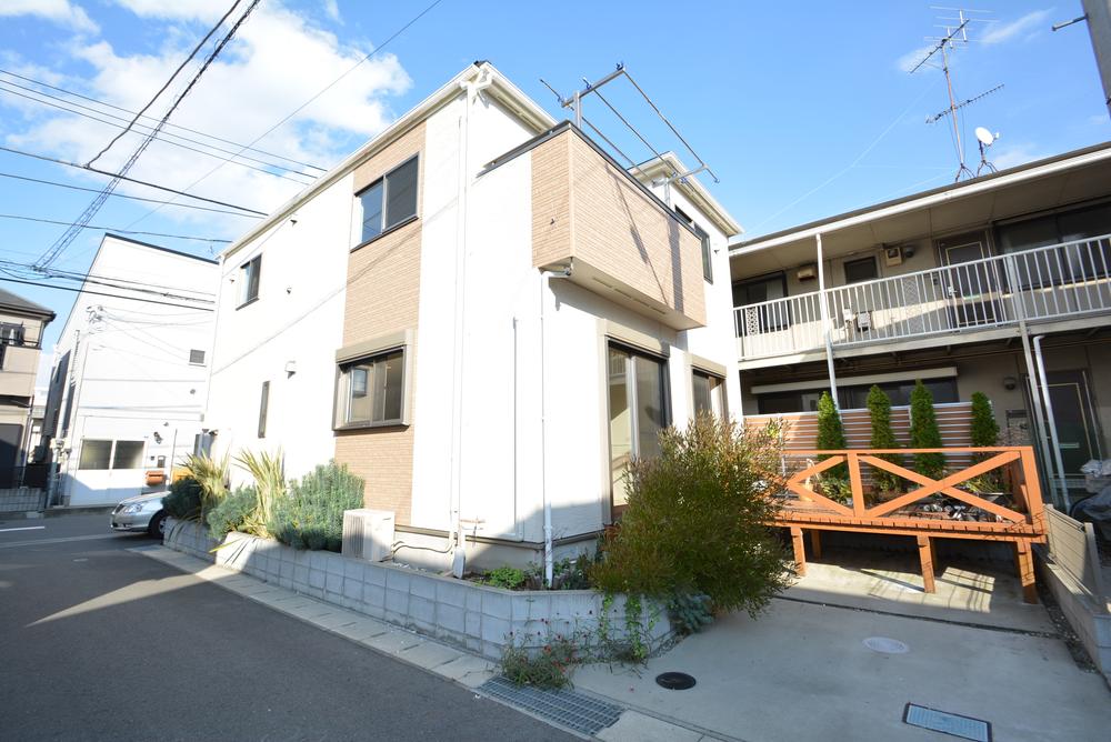 Local photos, including front road. It is longing is wood deck with detached ☆