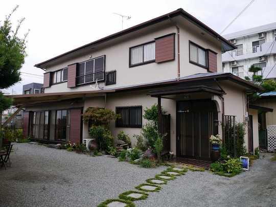 Local appearance photo. Is also a good many living environment commercial facility within walking distance in a quiet residential area of ​​Hon-Atsugi Station walk 17 minutes. Large garden is also attractive in a site area of ​​about 63 square meters. 