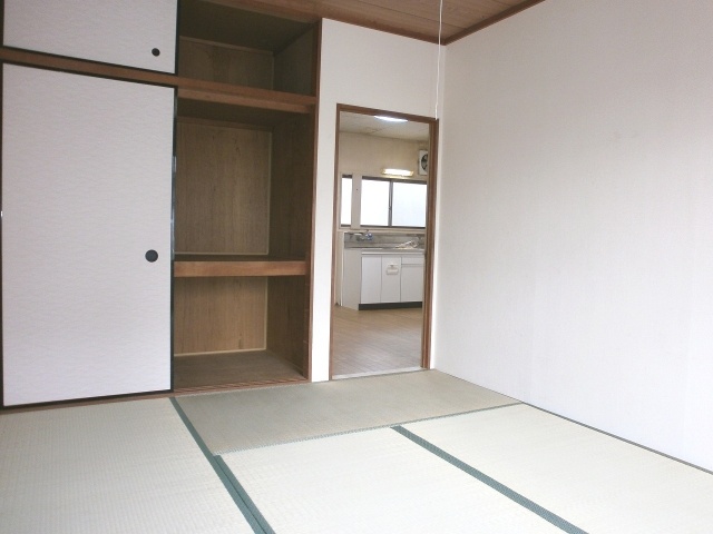 Living and room. First Onishi Heights