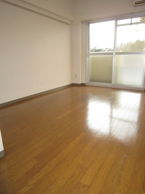 Living and room. Spacious 7 tatami rooms