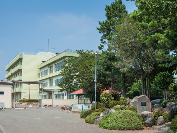 Surrounding environment. Atsugi elementary school (about 440m ・ 6-minute walk)