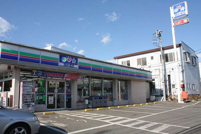 Convenience store. Three F Tokyokogeidai 1108m before the store (convenience store)