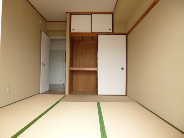 Living and room. Japanese-style room 6 quires ・ Storage of depth plenty