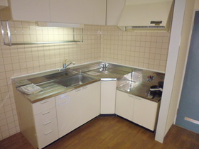 Kitchen. Easy-to-use L-shaped kitchen