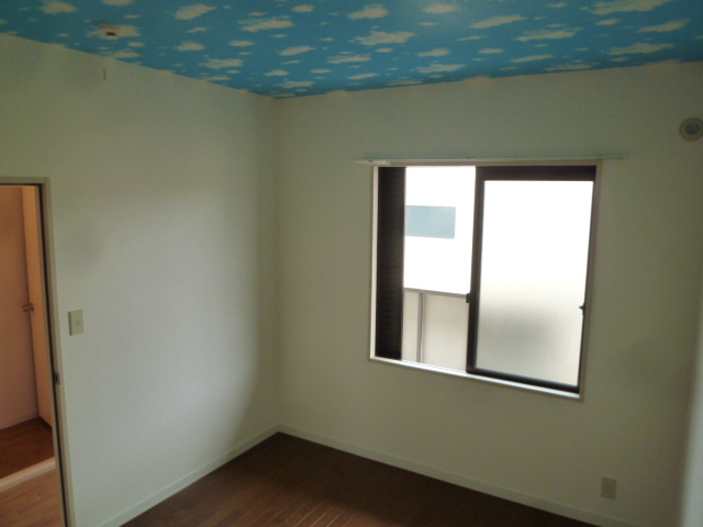 Other room space. Characteristic ceiling wallpaper