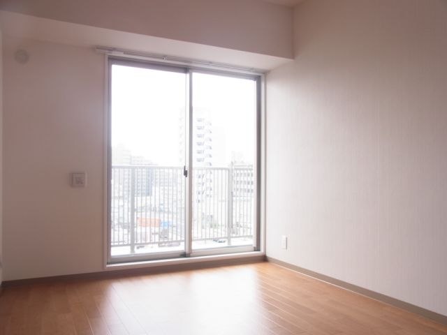 Living and room. It is spacious Western-style! ! Please to new life!