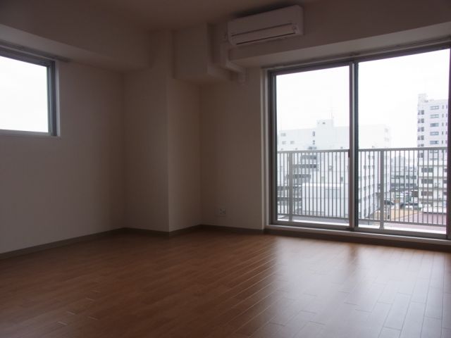 Living and room. Spacious living! !