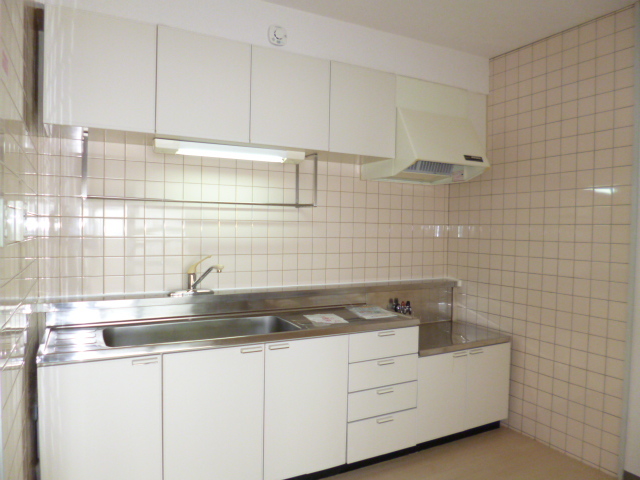 Kitchen. Spacious size of the kitchen ・ Storage lot