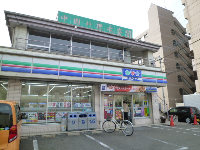 Convenience store. Three F Atsugi central store up to (convenience store) 364m