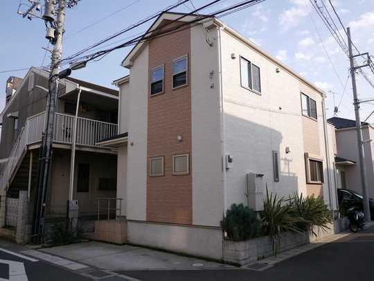 Local appearance photo. 2011. corner lot in Built in Built shallow housing, It is with a wood deck. Many close to commercial premises there is a very convenient environment. 