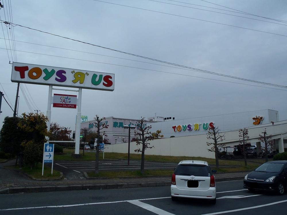 Shopping centre. 802m to the Toys R Us store Atsugi