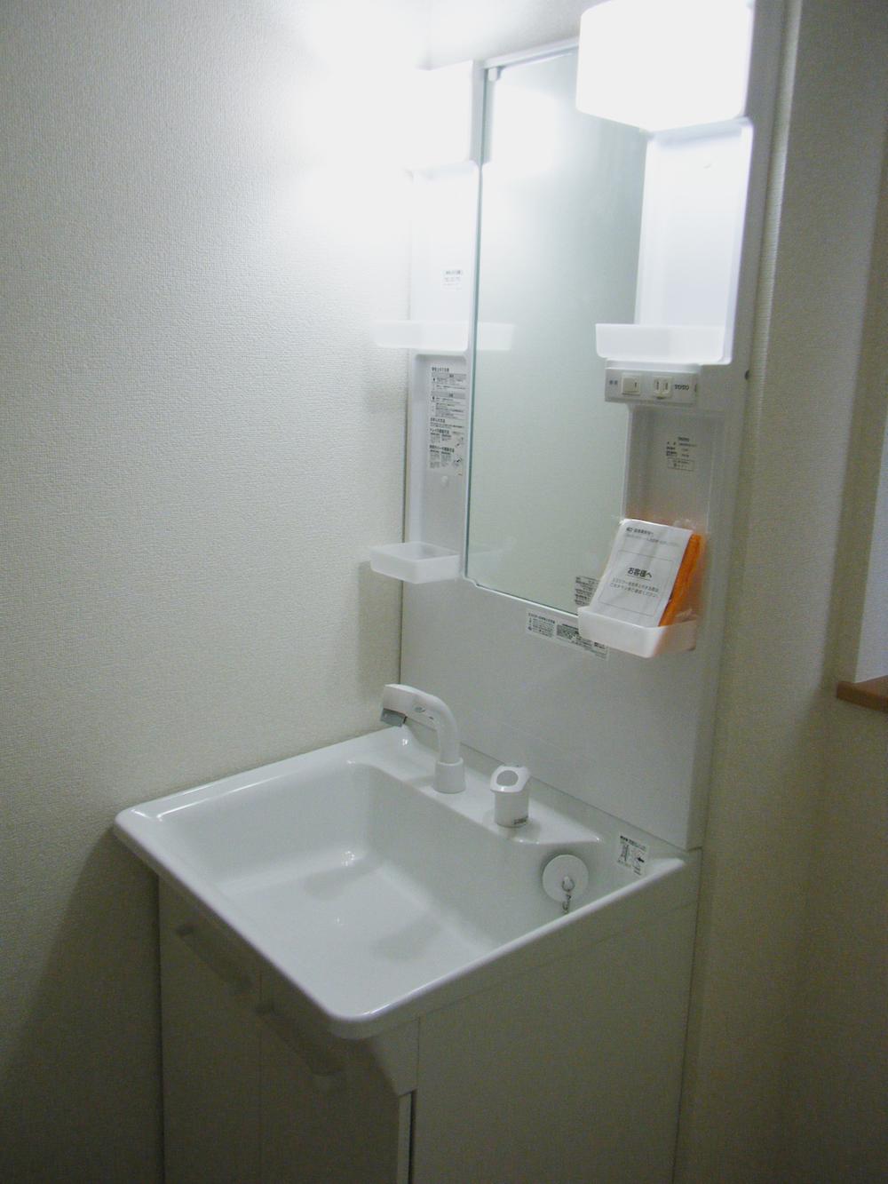 Wash basin, toilet. Shampoo dresser