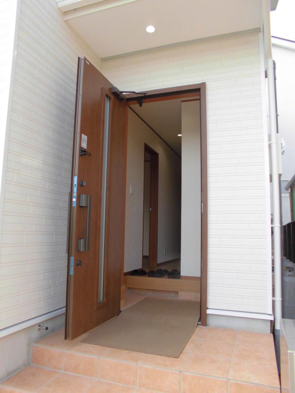 Entrance. Example of construction