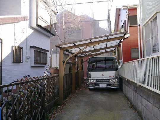 Local appearance photo. Green is rich renovated house of a quiet residential area. 