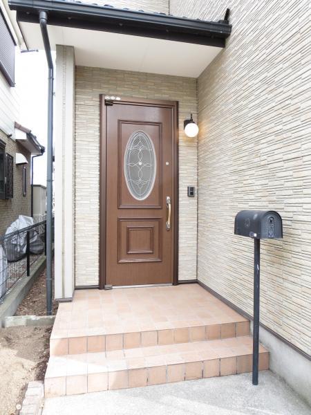 Entrance. Cute entrance. Key cylinder also your delivery and replace with a new one. 