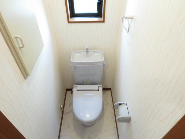 Toilet. There is also a toilet on the second floor. It is settled cleaning. 