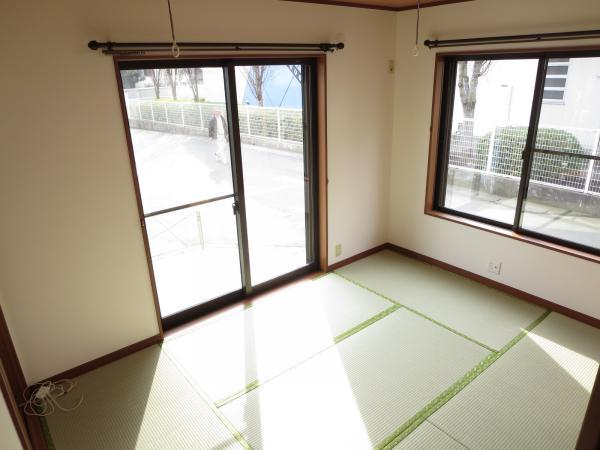 Non-living room. 1st floor Japanese-style room 6 tatami is exchange tatami mat. wall ・ Was ceiling cross Chokawa. Day is good in the rooms of the southwest angle! 