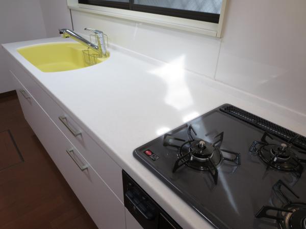 Kitchen. Artificial marble kitchen top counter is strong in dirt ・ Strong to scratch ・ Resistant to heat ・ It is strong in shock