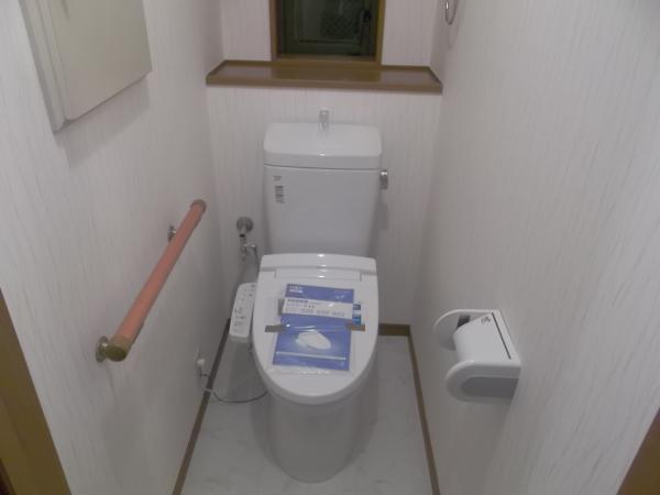 Toilet. The first floor of the toilet was a new exchange to shower toilet. Can you use clean your. (Toilet bowl ・ Toilet seat with a pre-exchange)
