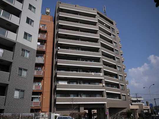 Local appearance photo. Is a living environment good apartment fully equipped at the Hon-Atsugi Station 10-minute walk. For the corner room, Good per sun ・ It is with Arukopu.