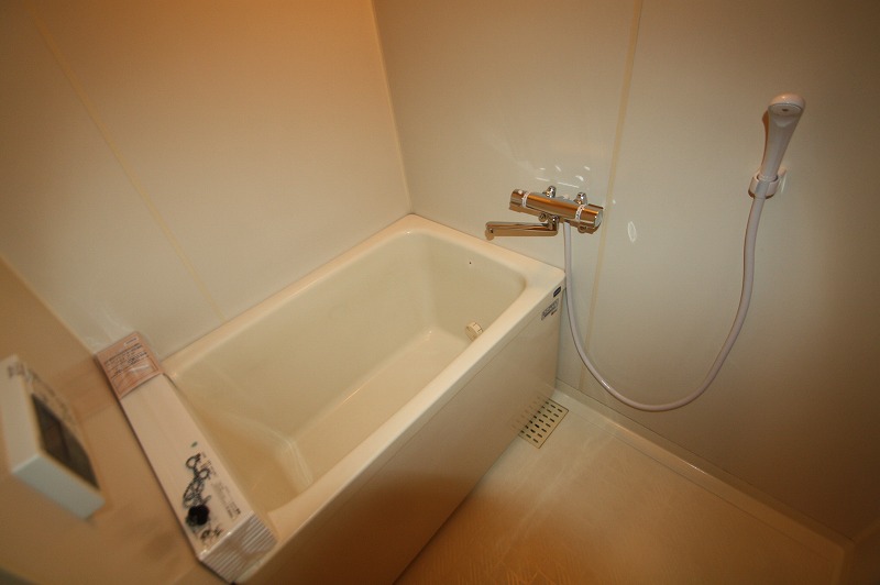 Bath. Effortless Thermo faucet temperature adjustment. With reheating