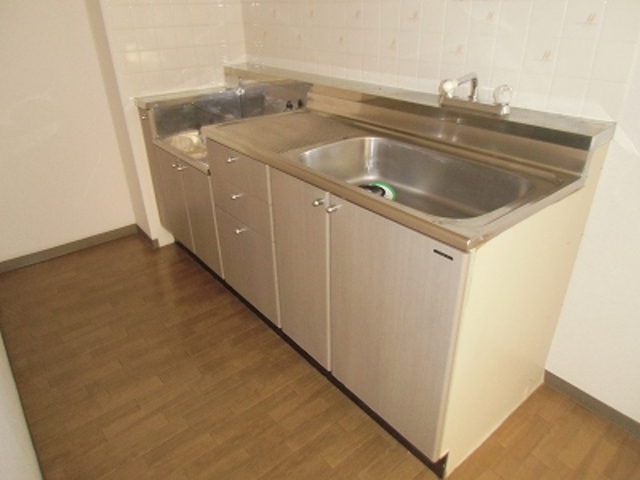 Kitchen. Gas stove installation Allowed. Spacious kitchen. 