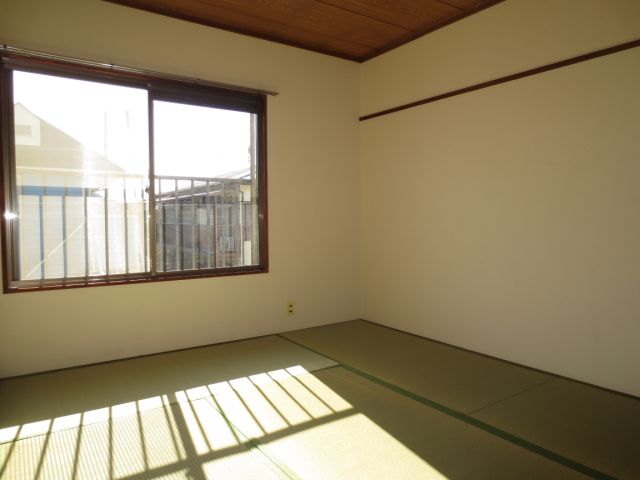 Living and room. It is a beautiful Japanese-style room! 