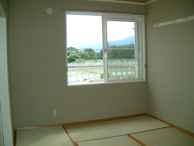 Other room space. There is also 1 room Japanese-style calm! 