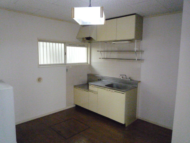 Kitchen. Two-burner gas stove can be installed! 