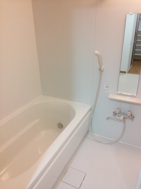 Bath. Spacious bathtub!