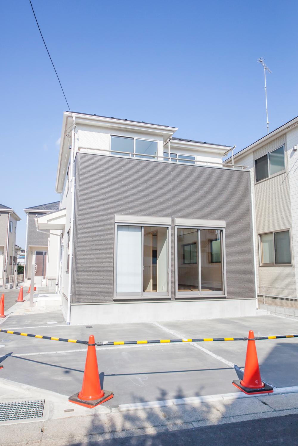 Local appearance photo. 4 Building