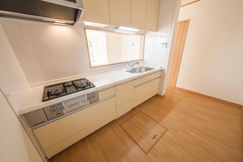 Kitchen. Popular face-to-face kitchen, With under-floor storage