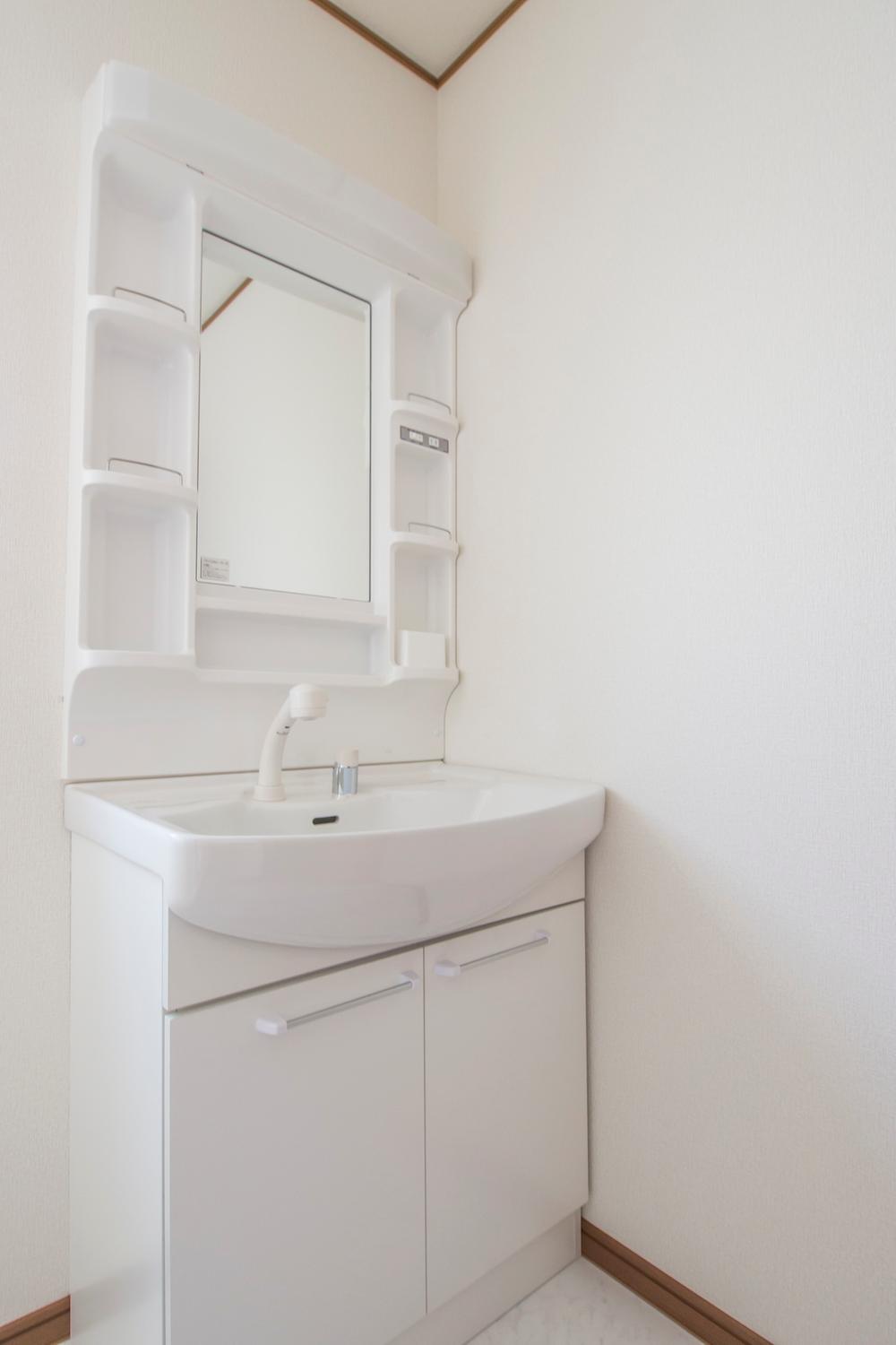 Wash basin, toilet. Shower Dresser