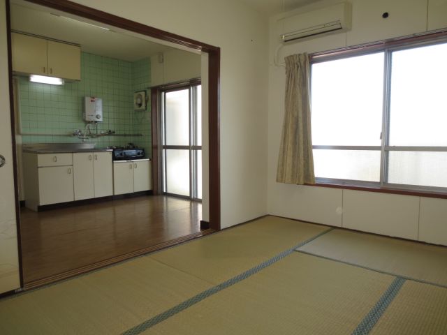 Living and room. It has air conditioning! ! Please for a comfortable life! !