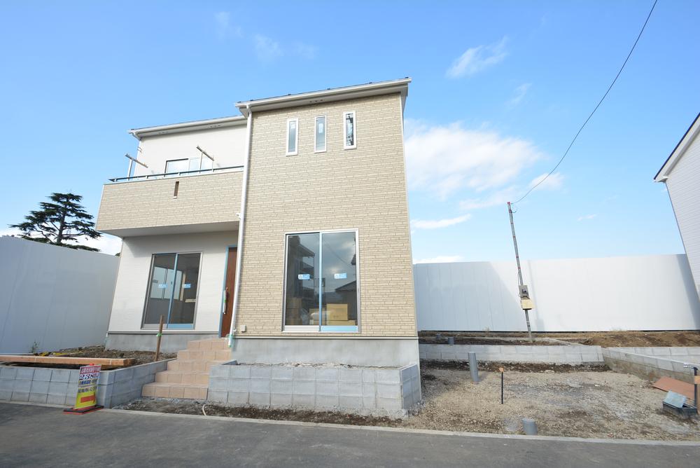 Local photos, including front road. There is clear there is a distance both next to ☆