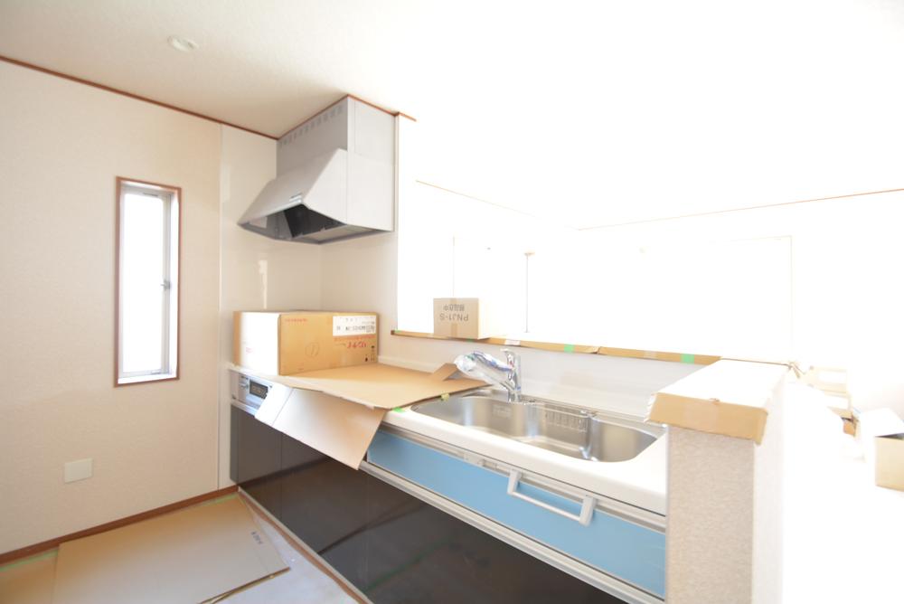 Kitchen. You can cooking fun with bright face-to-face kitchen ☆