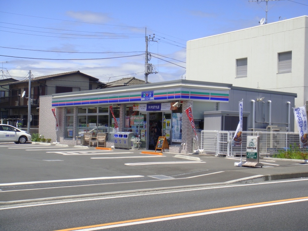 Convenience store. Tsumadakita Three F until the (convenience store) 332m