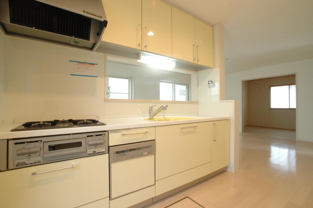 Same specifications photo (kitchen). Face-to-face kitchen, you can enjoy a conversation with your family while cooking