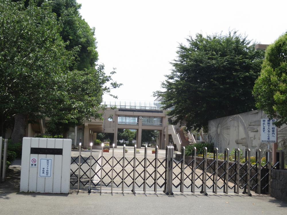 Junior high school. 130m to Atsugi Municipal Fujitsuka junior high school