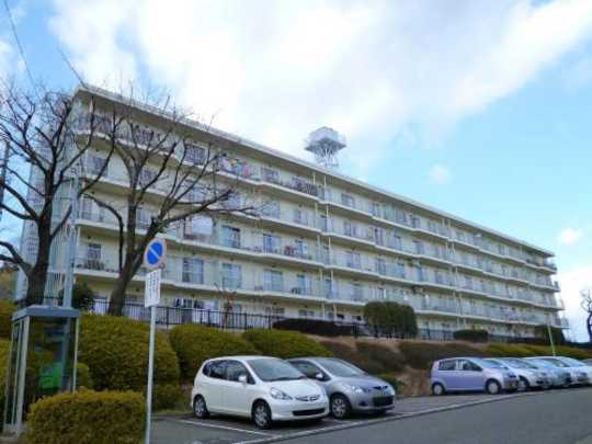 Local appearance photo. Since the south parking lot is one step lower is good per yang also on the first floor part.