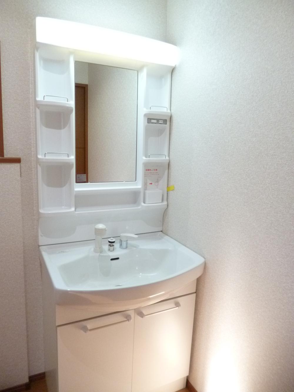 Wash basin, toilet. Shower Dresser
