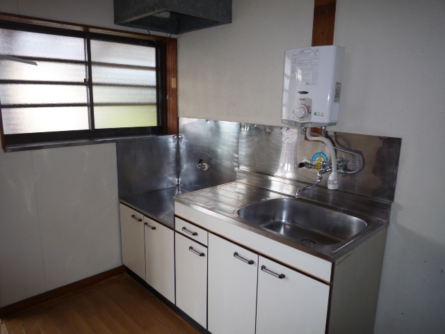 Kitchen. Two-burner gas stove can be installed!