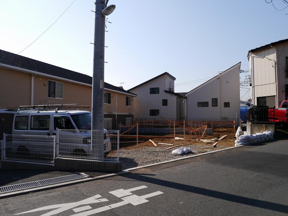 Local photos, including front road. It is also a good many living environment commercial facilities around in the quiet residential area.